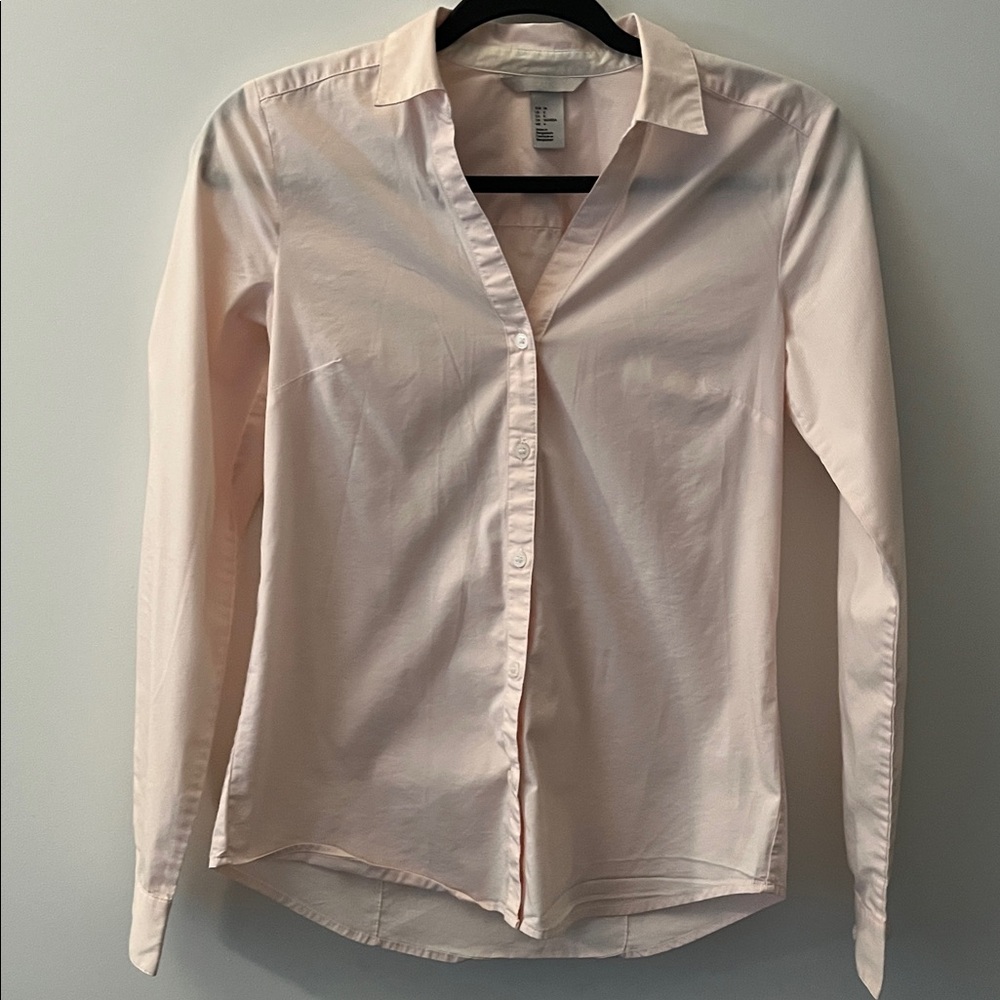 H&M Soft Pink Shirt.
Size: US 4
New